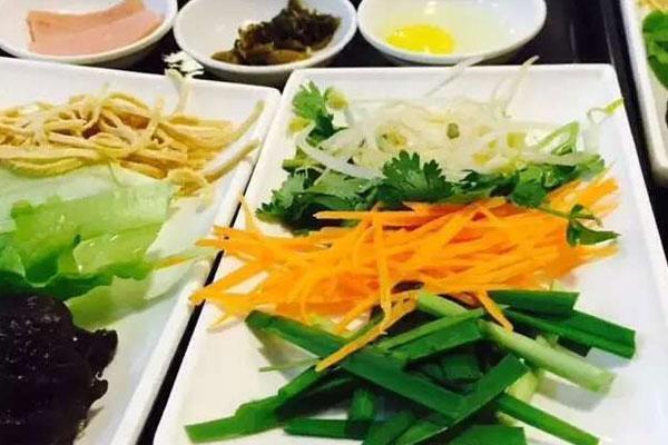 “晚饭不吃，饿治百病”是真的吗？专家：有类人确实不该吃晚饭